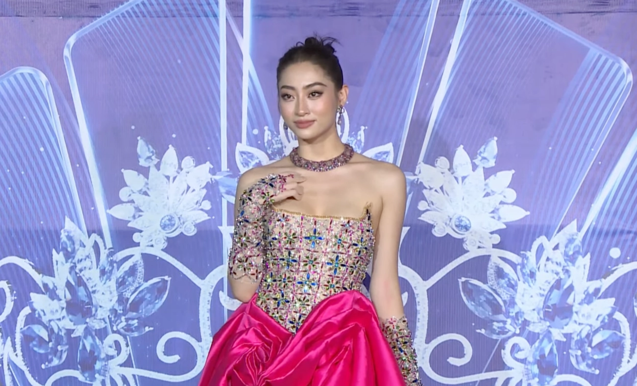 Thảm đỏ miss world vietnam 2022 thuỳ tiên đội vương miện 12 tỷ song hye kyo bản việt đẹp nín thở - 1