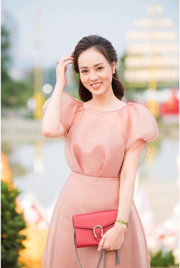 Than nghèo nhưng nhìn bộ đồ vợ trẻ của công lý mặc ai nấy bóc giá đều phỏng tay - 10