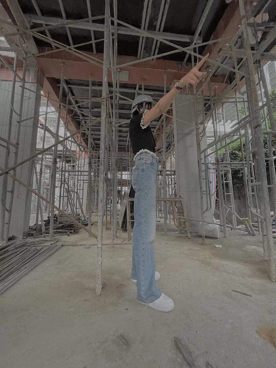 Thanh hằng mặc váy cắt khoét cách chọn đồ làm dấy lên nghi vấn đi kéo chân - 18