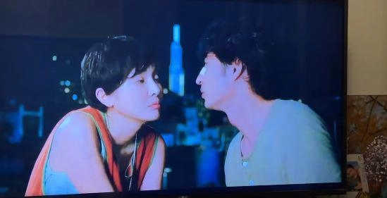 Thấy cảnh phim nhạy cảm của huy khánh vợ hoa khôi không thèm nhìn con gái thảng thốtghê quá - 1