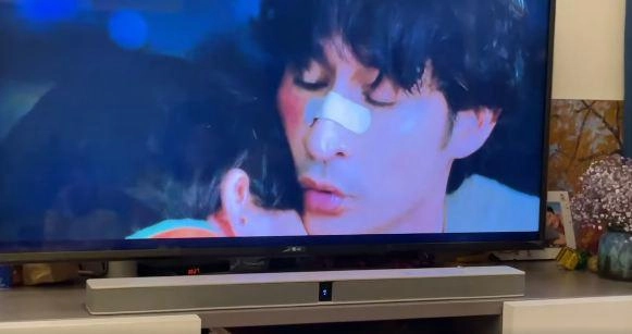 Thấy cảnh phim nhạy cảm của huy khánh vợ hoa khôi không thèm nhìn con gái thảng thốtghê quá - 2