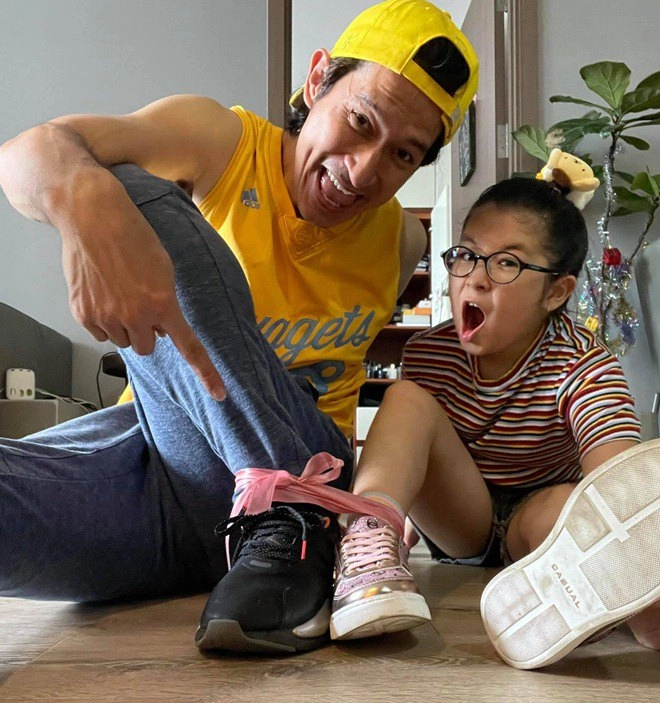 Thấy cảnh phim nhạy cảm của huy khánh vợ hoa khôi không thèm nhìn con gái thảng thốtghê quá - 7