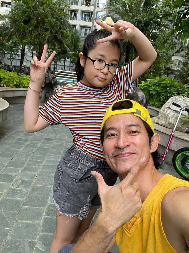 Thấy cảnh phim nhạy cảm của huy khánh vợ hoa khôi không thèm nhìn con gái thảng thốtghê quá - 8