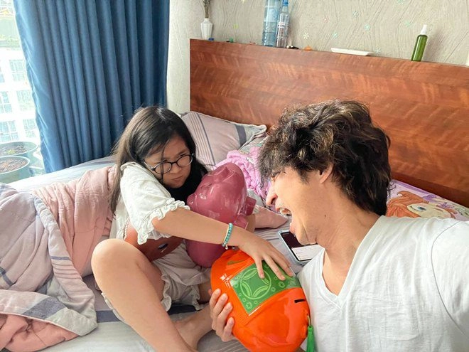 Thấy cảnh phim nhạy cảm của huy khánh vợ hoa khôi không thèm nhìn con gái thảng thốtghê quá - 9