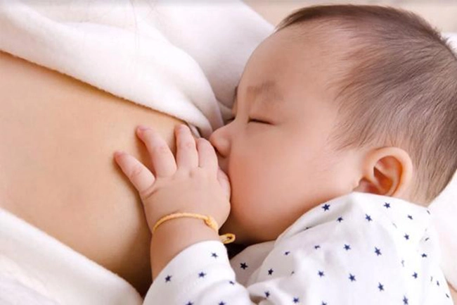 Thay tã cho con sơ sinh mẹ hoảng hồn khi phát hiện bên trong có máu vội vàng nhập viện - 4