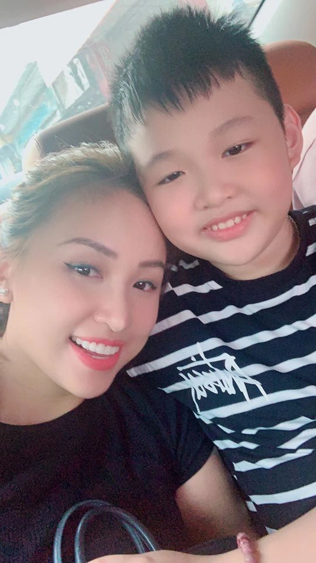 Theo mẹ vào sài gòn sống cùng bố dượng con trai vân hugo ở biệt thự đi ăn nhà hàng - 1
