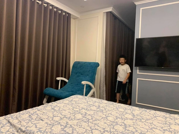 Theo mẹ vào sài gòn sống cùng bố dượng con trai vân hugo ở biệt thự đi ăn nhà hàng - 4