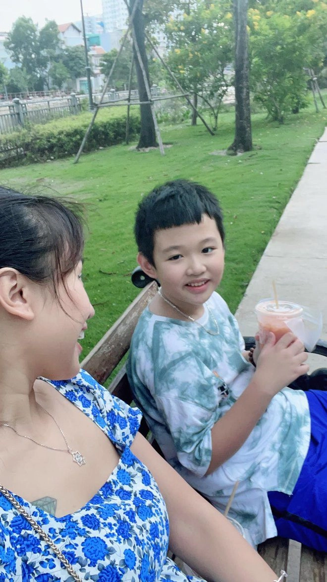 Theo mẹ vào sài gòn sống cùng bố dượng con trai vân hugo ở biệt thự đi ăn nhà hàng - 14
