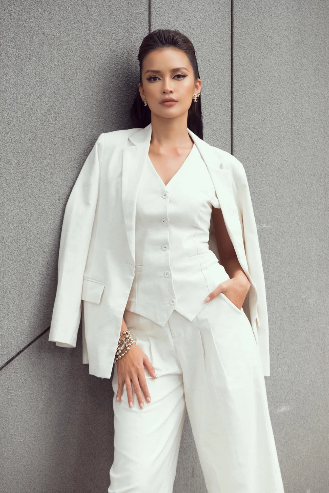 Theo style từng khiến mai phương thúy suýt hớ hênh ngọc châu khốn đốn che chắn đủ đường - 4
