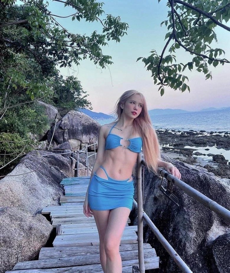 Thiều bảo trâm đi biển diện kiểu đồ từng bị chê thảm hoạ nhìn qua cứ nghĩ lộ quần con - 1