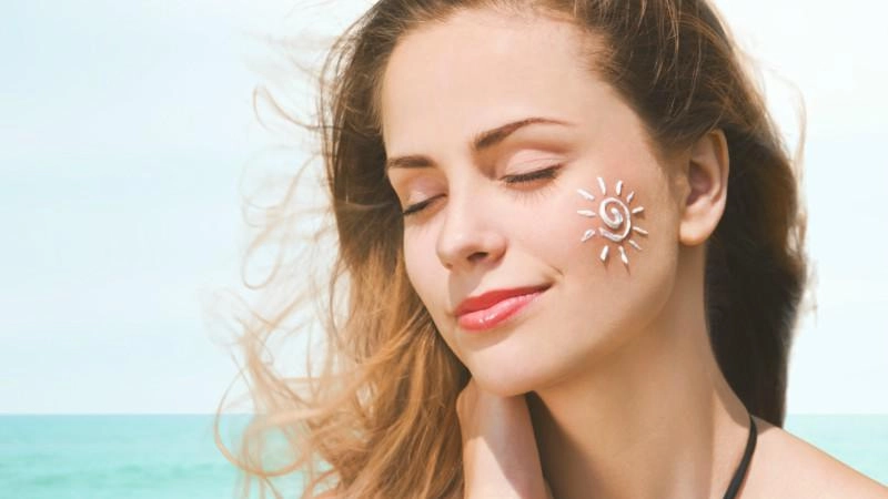 Thời tiết 40-45 độ 4 món mỹ phẩm này cô gái nào cũng phải có nếu không muốn thành than - 1