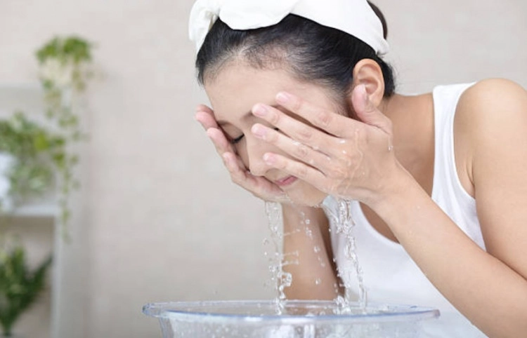 Thời tiết thay đổi chị em cứ rửa mặt theo cách cũ thể nào da cũng khô sần xám xịt - 2
