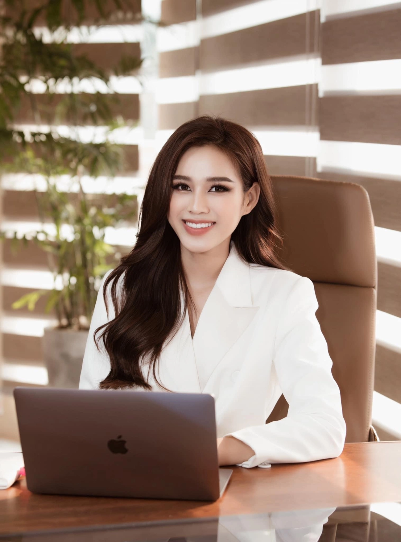 Thời trang công sở lên ngôi đỗ thị hà nhỏ tuổi nhất vẫn chẳng ngán mai phương thuý xuân lan - 1