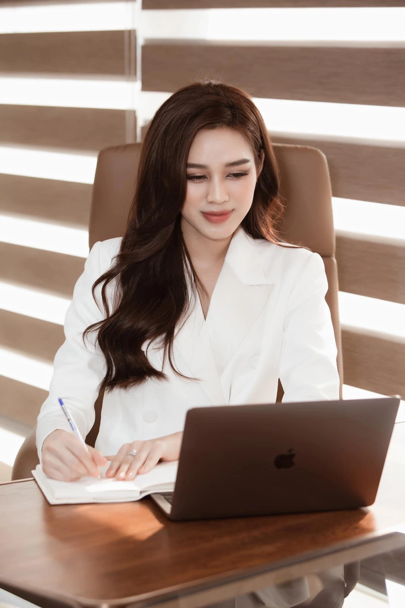 Thời trang công sở lên ngôi đỗ thị hà nhỏ tuổi nhất vẫn chẳng ngán mai phương thuý xuân lan - 2