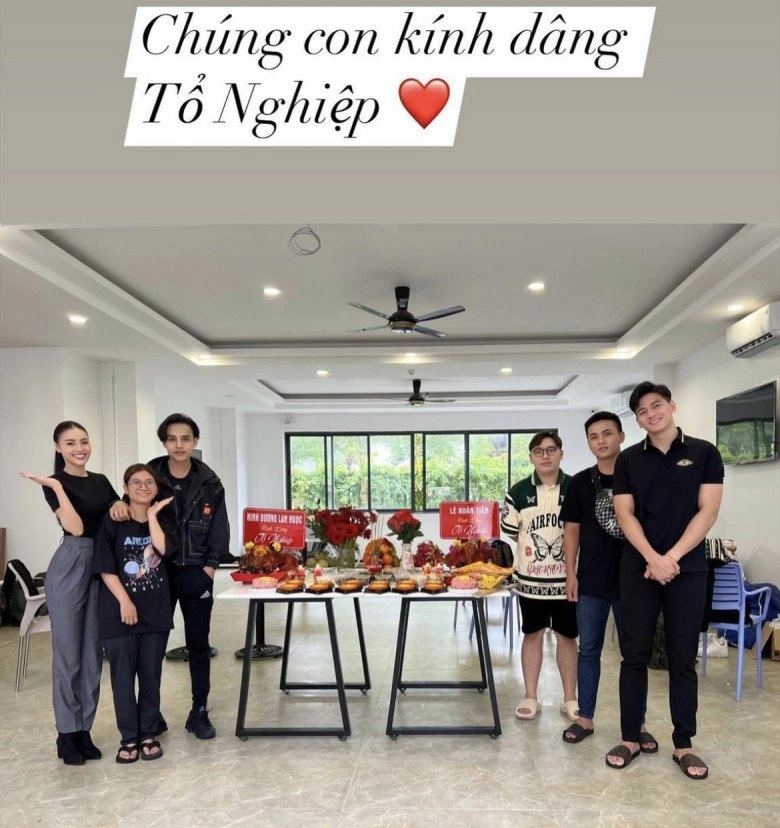 Thời trang cúng giỗ tổ sân khấu của sao việt khánh vân nổi nhất với tà áo dài đỏ thắm - 5