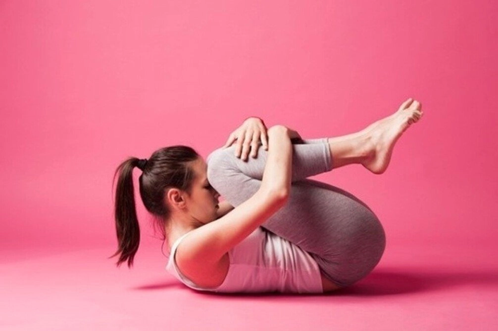 Thư giãn tinh thần tuốt lại vóc dáng nhờ những bài tập yoga giảm cân siêu đơn giản tại nhà - 1