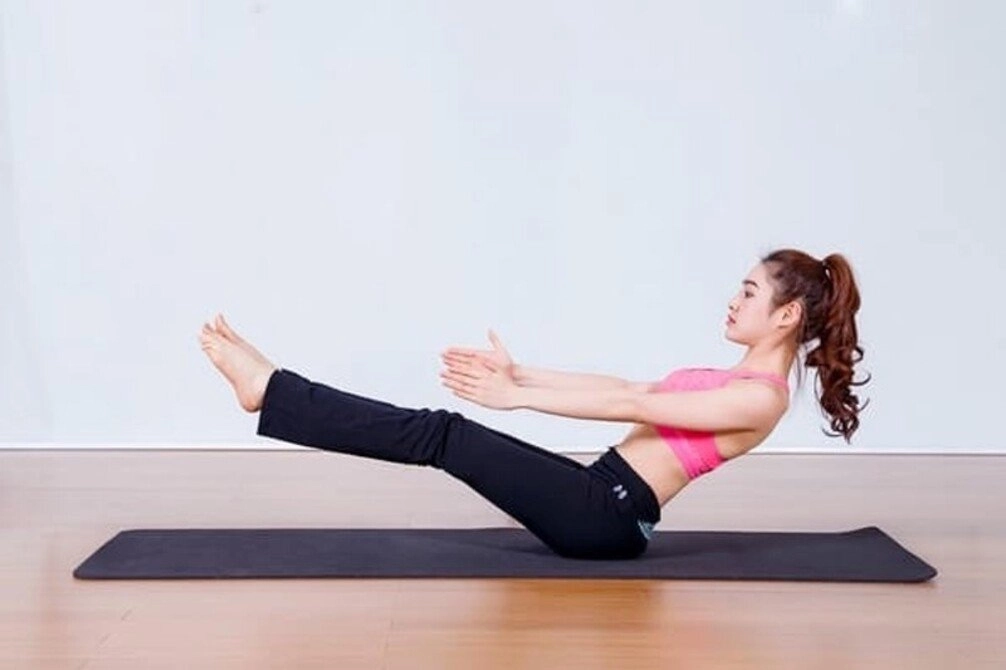 Thư giãn tinh thần tuốt lại vóc dáng nhờ những bài tập yoga giảm cân siêu đơn giản tại nhà - 3