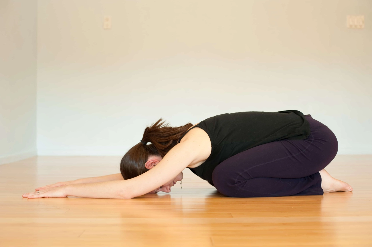 Thư giãn tinh thần tuốt lại vóc dáng nhờ những bài tập yoga giảm cân siêu đơn giản tại nhà - 12