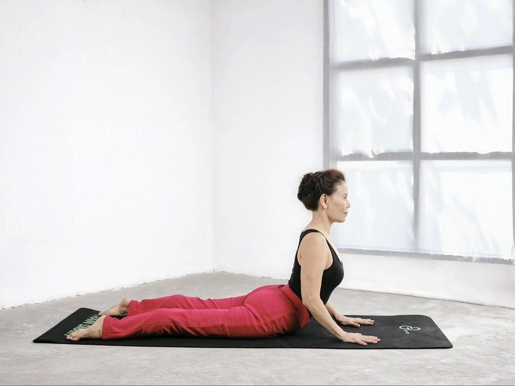 Thư giãn tinh thần tuốt lại vóc dáng nhờ những bài tập yoga giảm cân siêu đơn giản tại nhà - 13