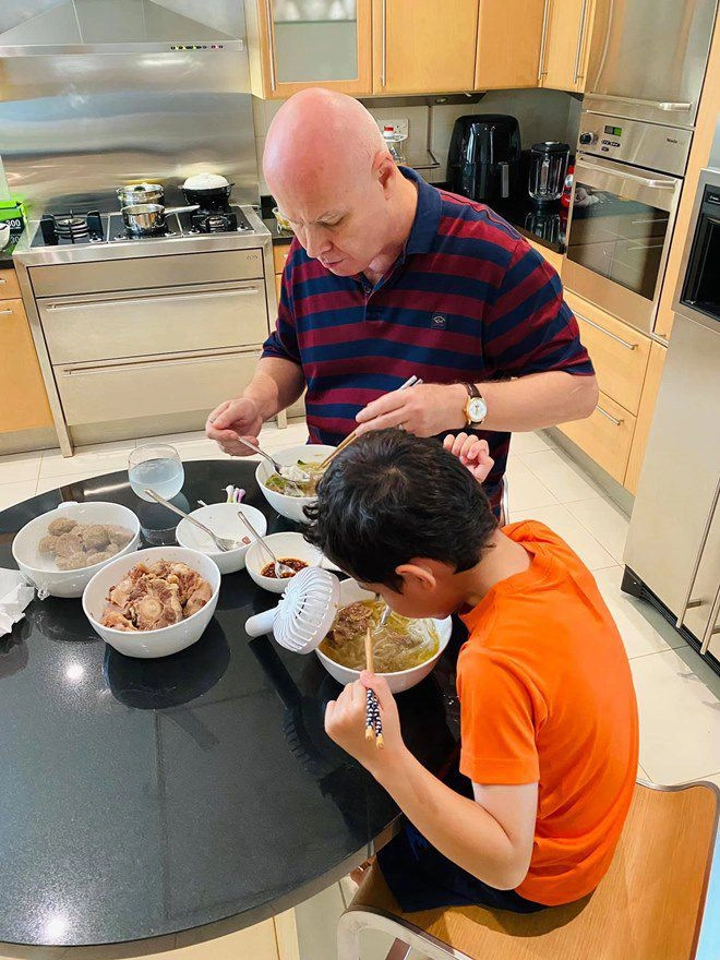 Thu minh u40 sinh con lai nặng 41kg em bé giờ cao lớn ngoại hình y hệt bố hà lan - 7
