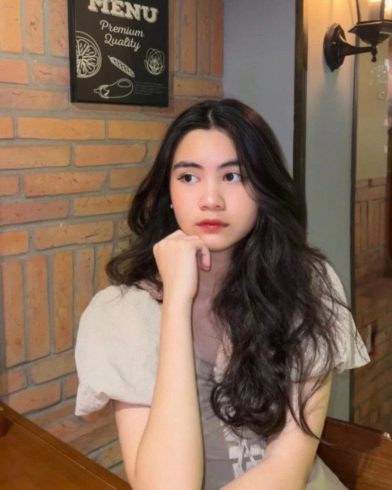 Thừa hưởng hàng lông mày rậm từ cha mắt bồ câu của mẹ gái út mc quyền linh càng lớn càng tây - 4