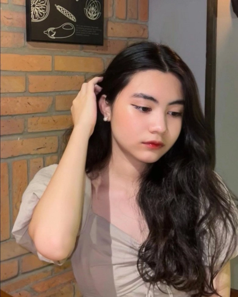Thừa hưởng hàng lông mày rậm từ cha mắt bồ câu của mẹ gái út mc quyền linh càng lớn càng tây - 5