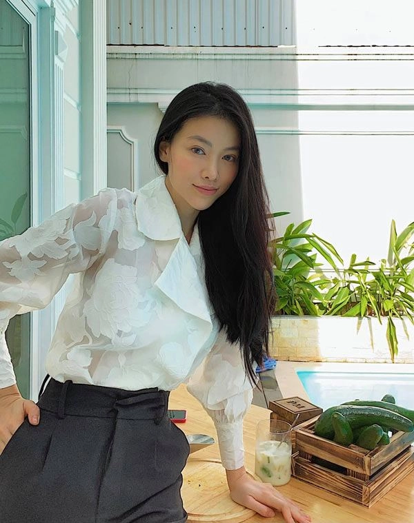 Thừa nhận dao kéo nàng hậu vẫn giành được 1 trong 5 vương miện danh giá nhất hành tinh - 21