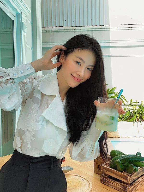 Thừa nhận dao kéo nàng hậu vẫn giành được 1 trong 5 vương miện danh giá nhất hành tinh - 22