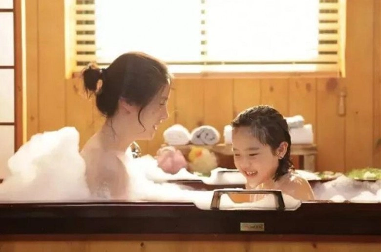 Thức giấc giữa đêm con gái hỏi sao bố mẹ không mặc quần áo câu đáp của mẹ quá đúng - 2