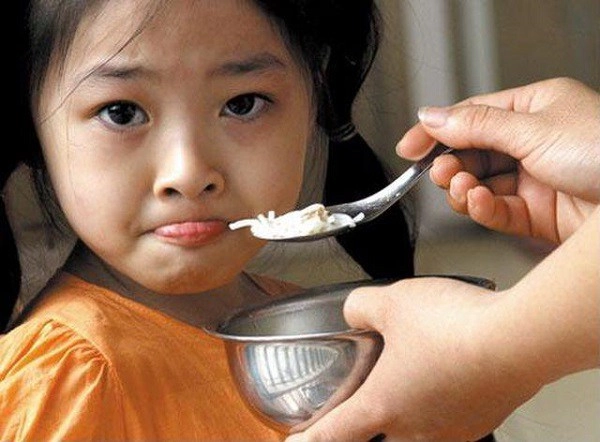 Thường cho trẻ ăn cơm kiểu này tưởng có lợi nhưng thực chất hại dạ dày đau răng - 5