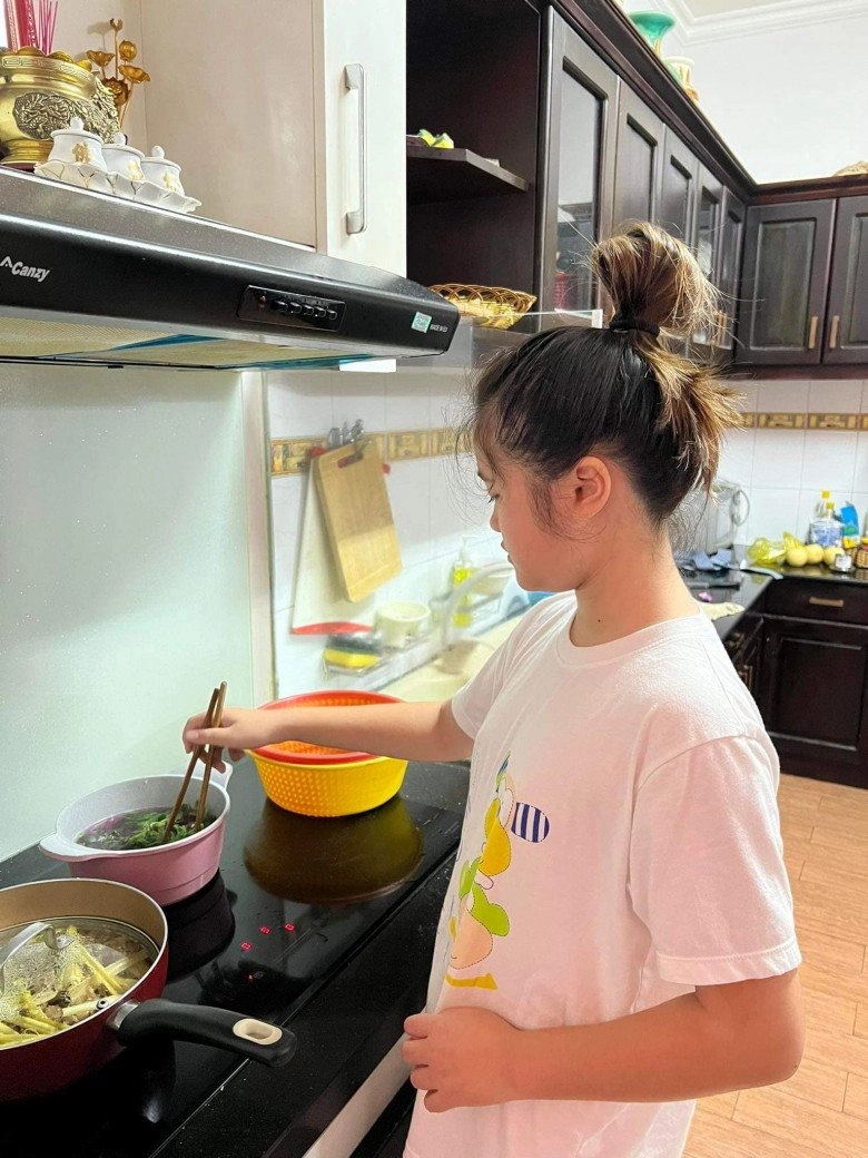 Thúy nga tự hào con gái về việt nam giỏi giang hơn bên mỹ 11 tuổi tự đứng bếp nấu ăn làm việc nhà - 1