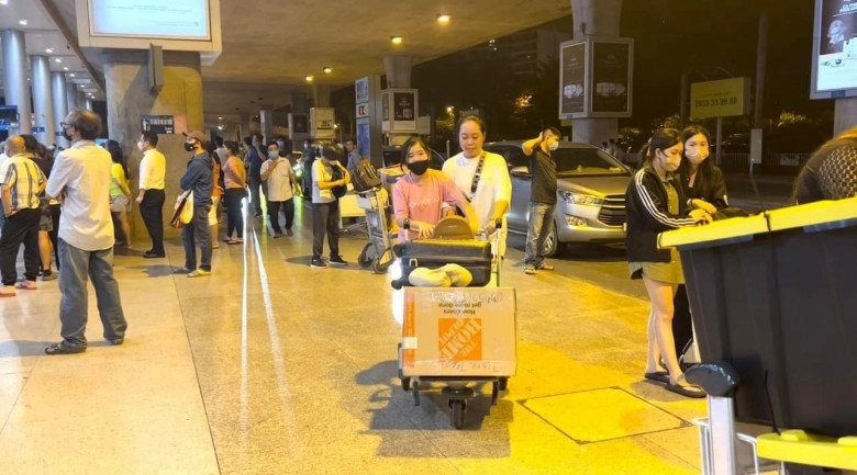 Thúy nga tự hào khi con gái 11 tuổi một mình tự bay từ mỹ về việt nam để mang quà cho bà ngoại - 3