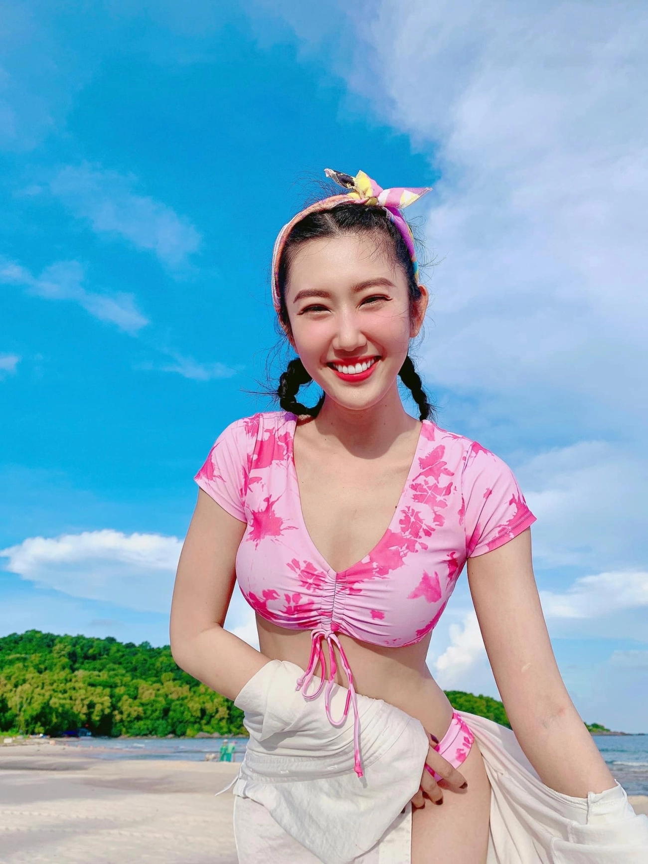 Thúy ngân nhuận sắc đâu chỉ vì áo quần cô còn nghiện màu son làm bừng sáng gương mặt - 3