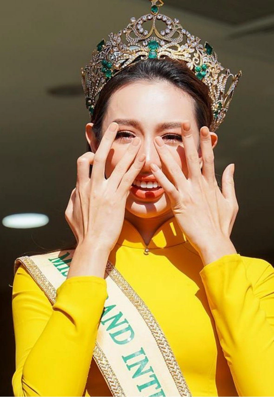 Thuỳ tiên khóc như mưa ngày trở về tìm mãi không thấy khoảnh khắc lấm lem mascara - 1
