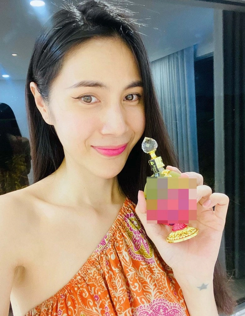 Thuỷ tiên phấn khởi đi lễ chùa nhan sắc mộc mạc được khen ngợi - 13