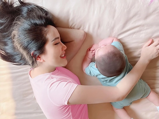 Thuỷ tiên qua ống kính cam thường có đủ sức cân đẹp màu son hồng sến rện - 9