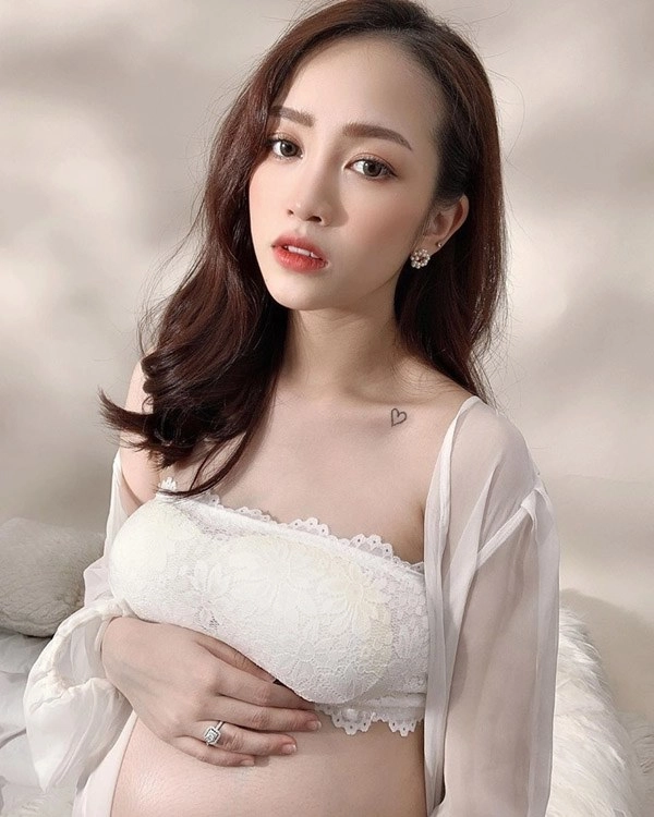 Tiền nào của nấy con gái minh nhựa hậu sửa sang núi đôi bầu lần 2 sexy hơn lần 1 - 4