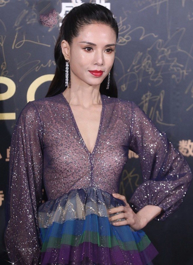 Tiểu long nữ ở tuổi bà ngoại eo 55cm da cổ nhăn nheo nhưng da mặt căng bóng - 6