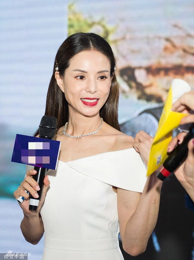 Tiểu long nữ ở tuổi bà ngoại eo 55cm da cổ nhăn nheo nhưng da mặt căng bóng - 7