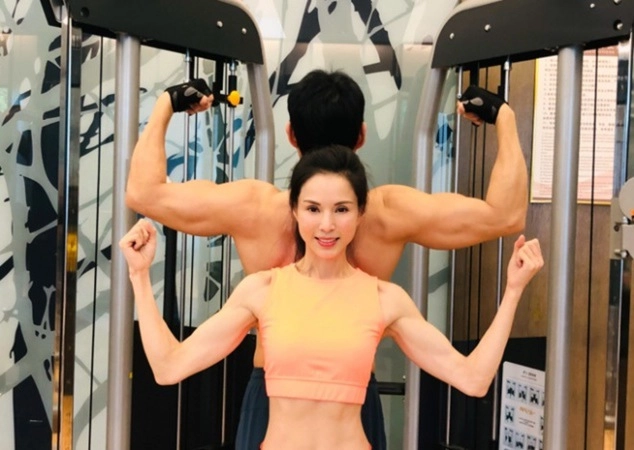 Tiểu long nữ ở tuổi bà ngoại eo 55cm da cổ nhăn nheo nhưng da mặt căng bóng - 16