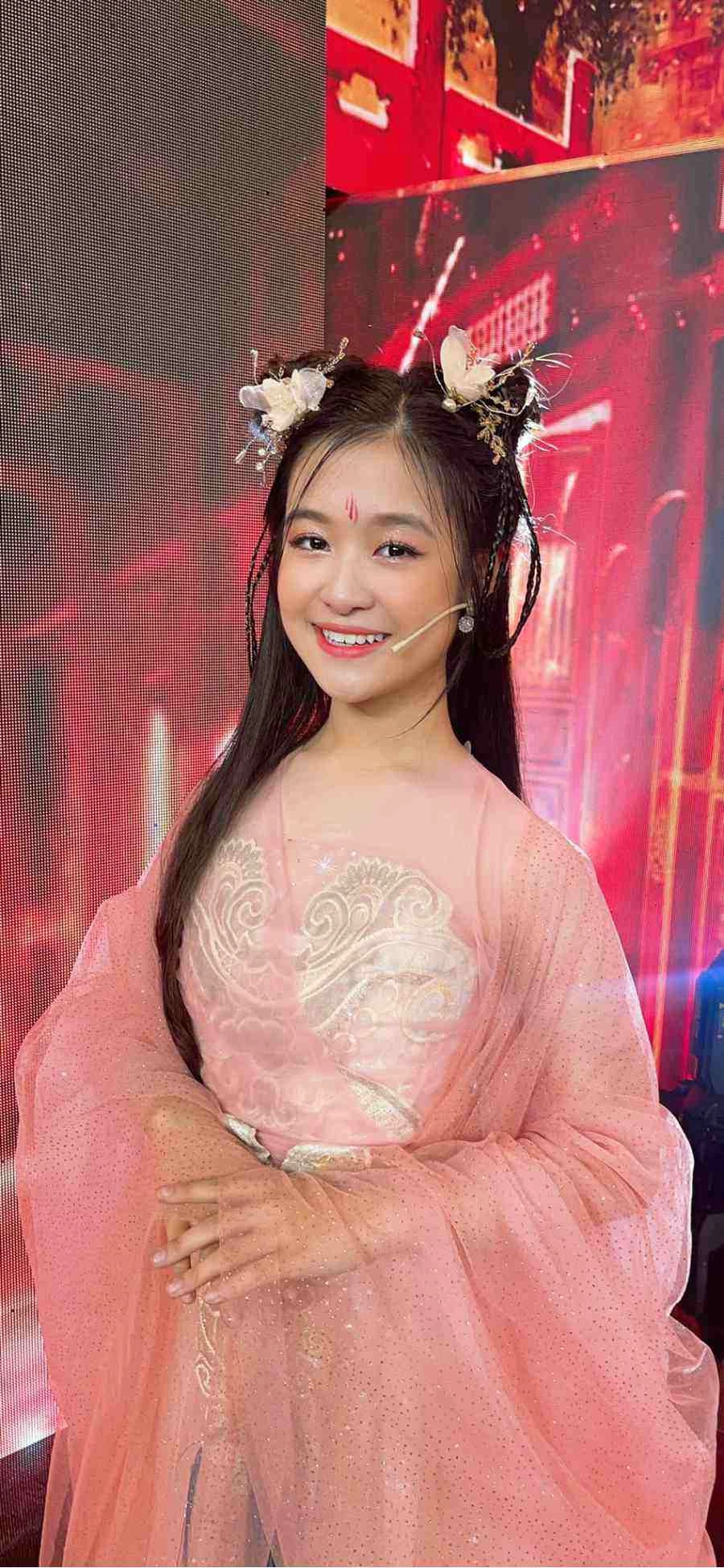 tiểu mỹ nhân cần thơ hoá nàng tiên lấn át thuý diễm và á hậu trên táo xuân nhâm dần - 2