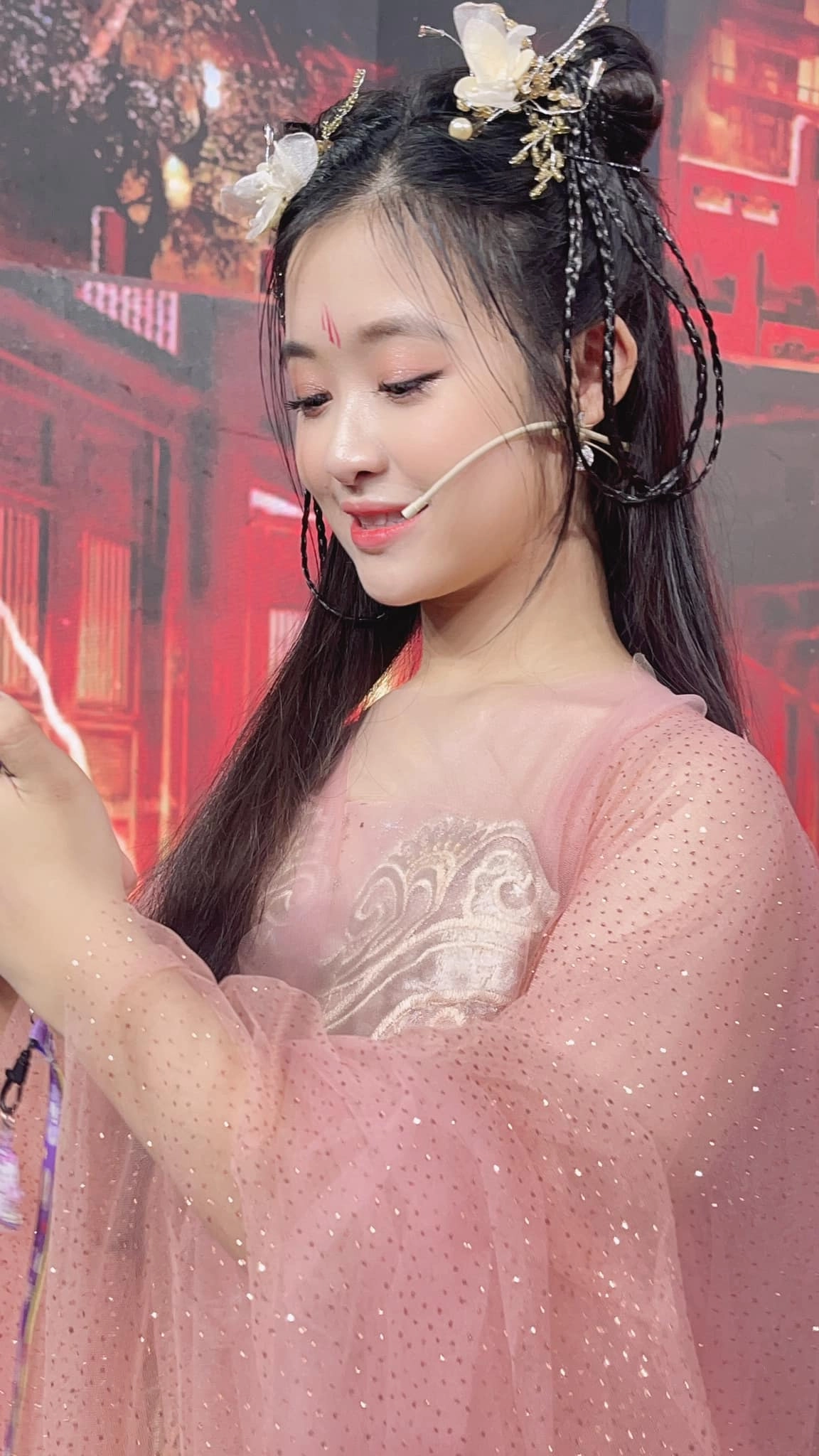 tiểu mỹ nhân cần thơ hoá nàng tiên lấn át thuý diễm và á hậu trên táo xuân nhâm dần - 3
