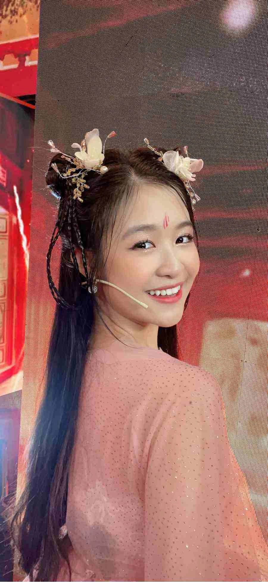 tiểu mỹ nhân cần thơ hoá nàng tiên lấn át thuý diễm và á hậu trên táo xuân nhâm dần - 4