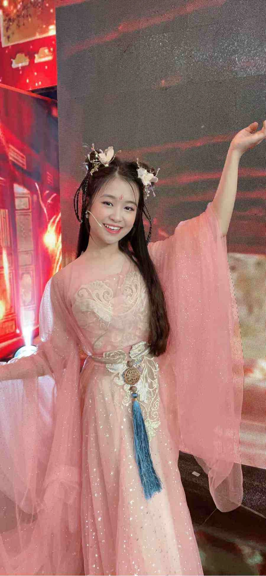 tiểu mỹ nhân cần thơ hoá nàng tiên lấn át thuý diễm và á hậu trên táo xuân nhâm dần - 5