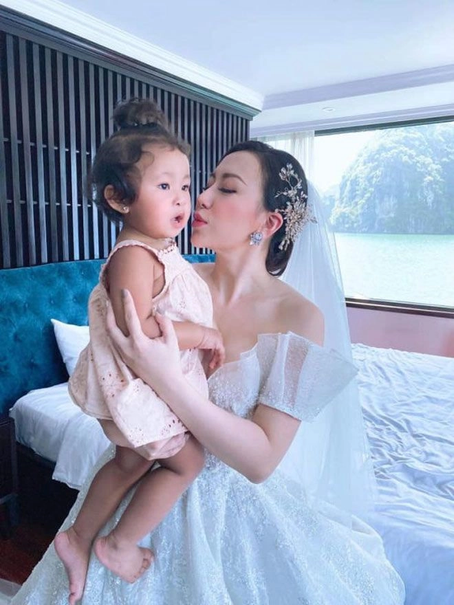 Tiểu thư hà thành tình cảm vớichồng châu phi trong xe hơicon gái ngồi ghế sau phát hiện - 15