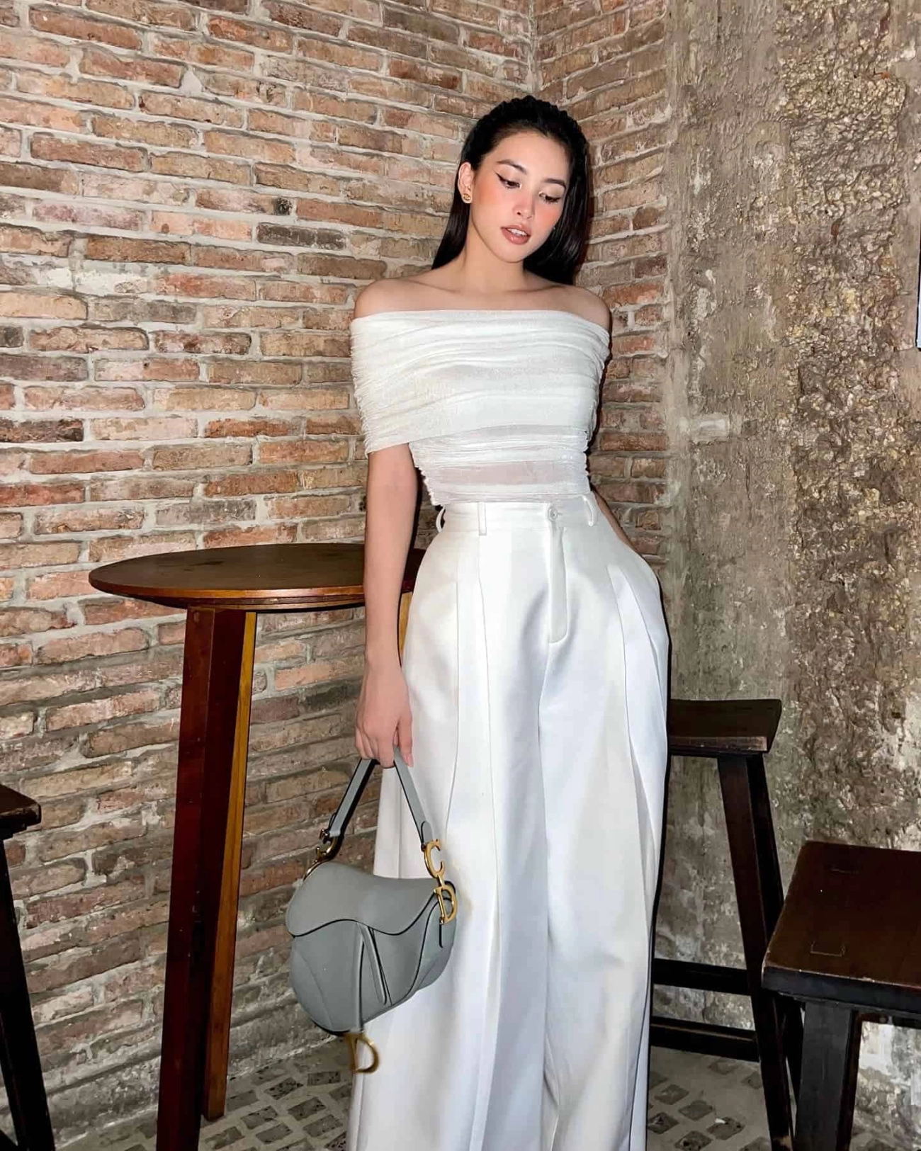 Tiểu vy đá thúng đụng nia kỳ duyên trong cùng một cây đồ hoa hậu nào thắng thế - 1