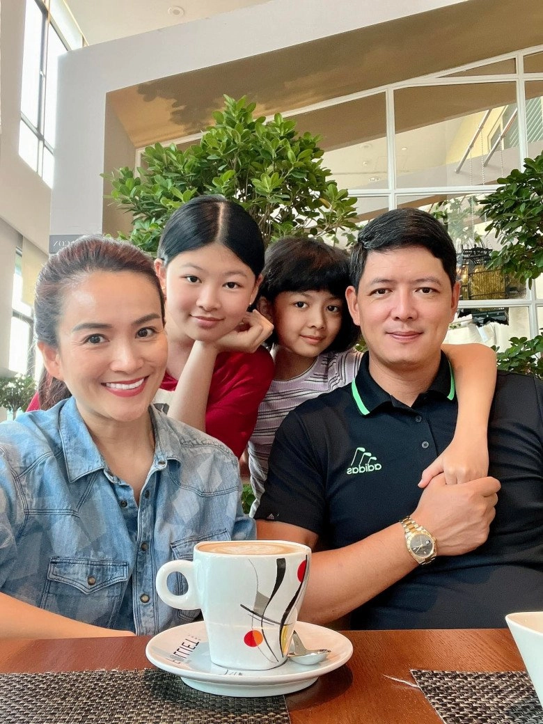 Tổ ấm hạnh phúc của bình minh anh thơ cùng với 2 cô con gái chân dài như siêu mẫu - 3