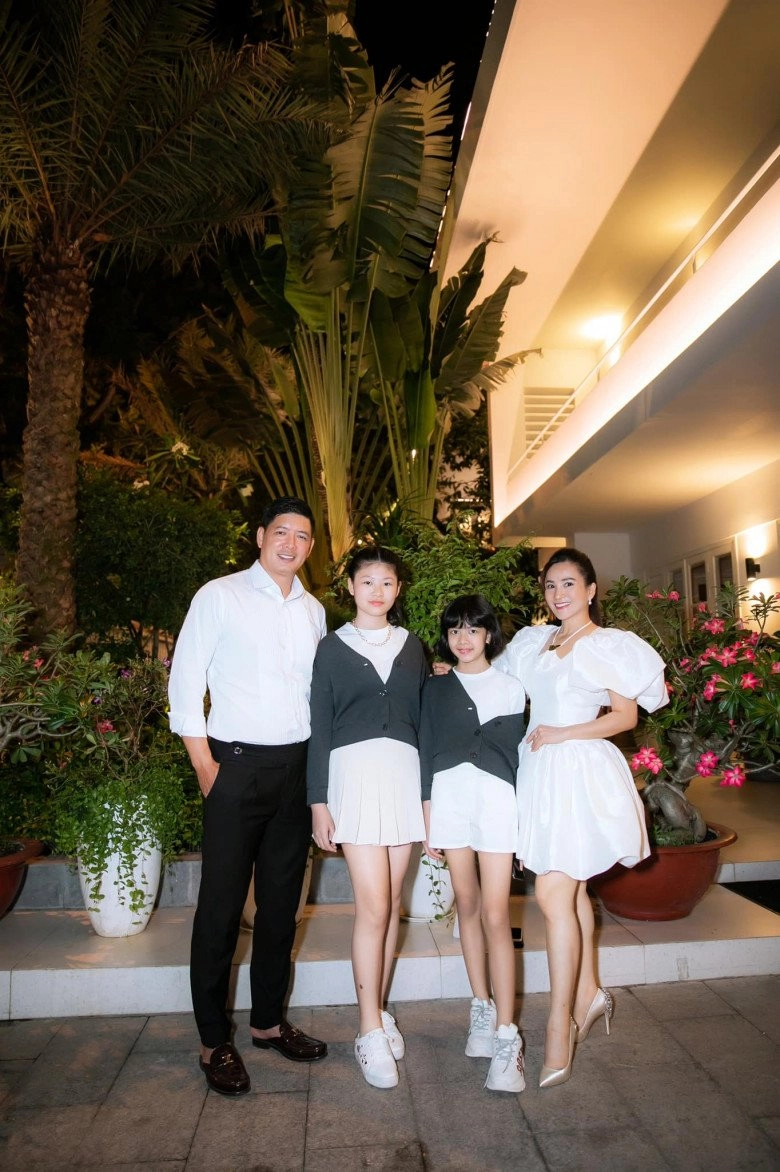 Tổ ấm hạnh phúc của bình minh anh thơ cùng với 2 cô con gái chân dài như siêu mẫu - 9