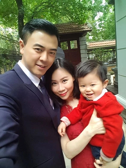 Tổ ấm hạnh phúc của mc tuấn tú vợ đẹp làm ở bộ ngoại giao con trai giống bố - 6