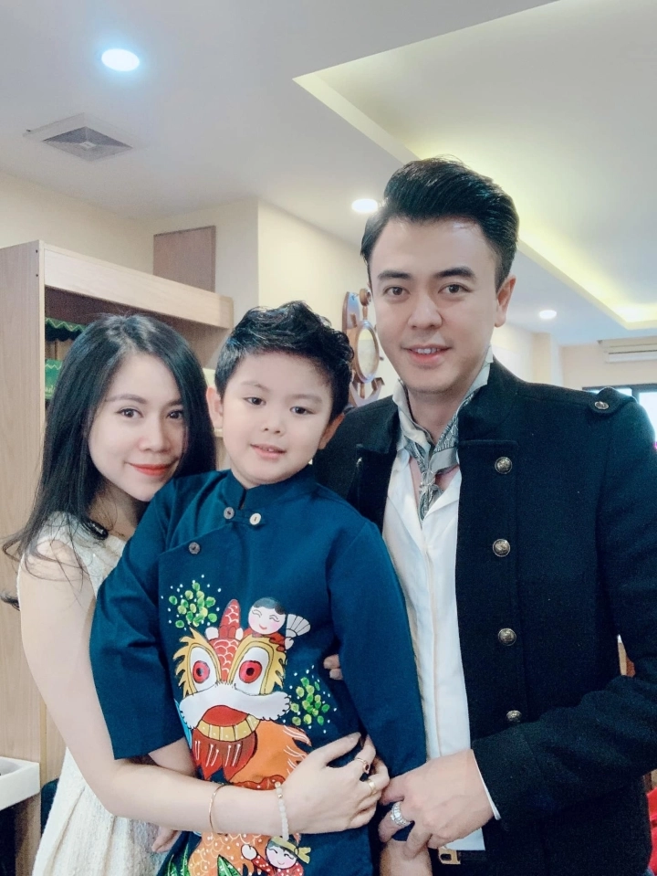 Tổ ấm hạnh phúc của mc tuấn tú vợ đẹp làm ở bộ ngoại giao con trai giống bố - 11